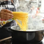 Les Italiens n’en reviennent pas : en France, on ferait cuire presque toutes les pâtes de la mauvaise façon