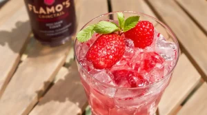 Profitez des premières framboises avec ce cocktail rhum, basilic et citron vert idéal pour l’apéro de printemps